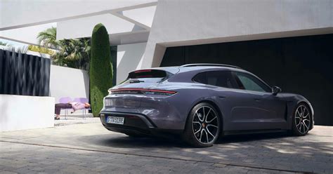 Porsche Taycan 4S ant jūros kranto