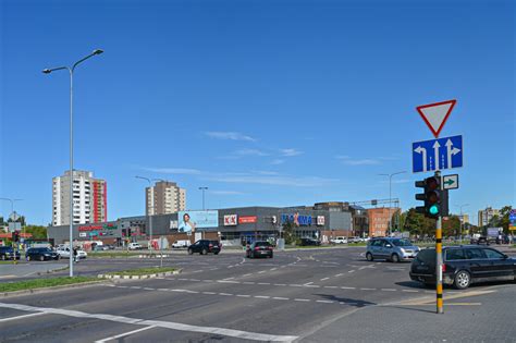 Kelias su gatvių sankryža