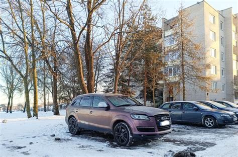 Automobilis pavėsyje