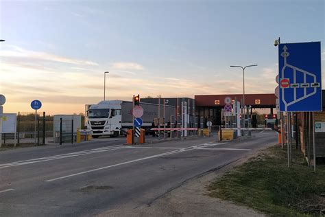Vairuotojas krauna prekes į vilkiką