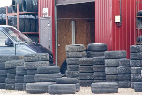 Vairuotojai keičia automobilių padangas