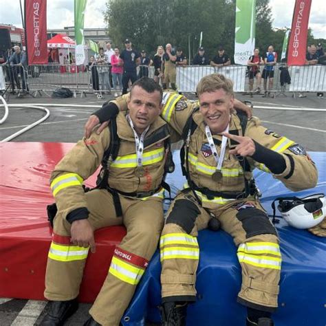 Ugniagesiai gelbėtojai dirba autoavarijos vietoje