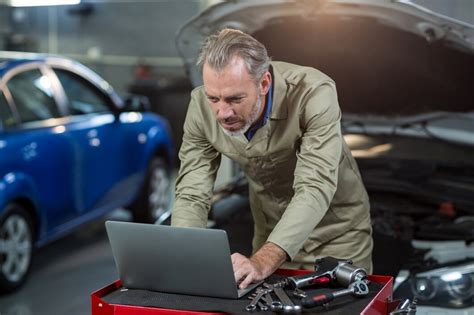Įvairių automobilių remonto įrankių ir įrangos asortimentas