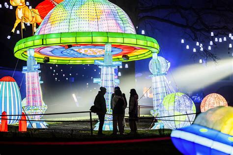 Pakruojo dvaro žibintų festivalio centrinė skulptūra