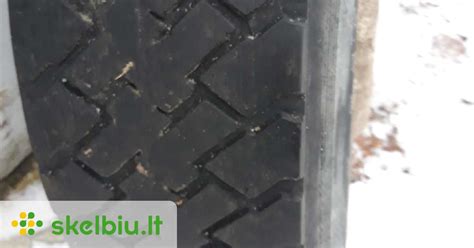 Sunkvežimio ratai, paliekantys purvo pėdsakus ant kelio