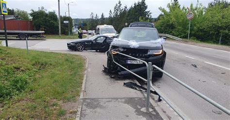 Nuotrauka: Sugadintas prabangus automobilis po avarijos