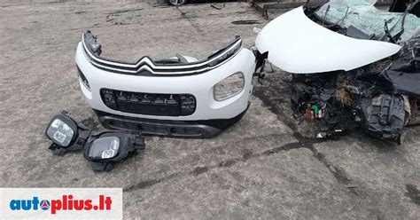 Citroen C3 automobilio priekis su šviesiais žibintais