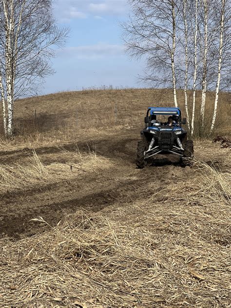 Bagis važiuoja bekelės trasa su šlaitu