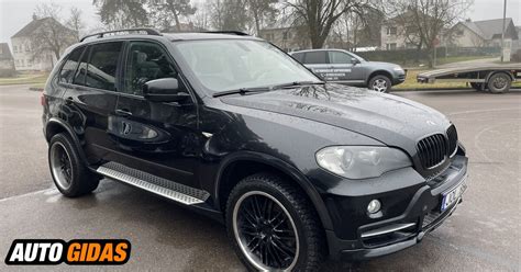 Visureigis važiuoja per purvyną