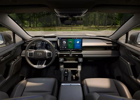 Toyota RAV4 vairuotojo kabinos vaizdas su vairu ir prietaisų skydeliu