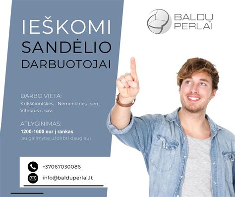 Sandėlio darbuotojai, dirbantys su krautuvu