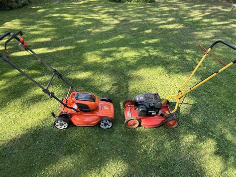 Žoliapjovė dirbanti tankioje, aukštoje žolėje