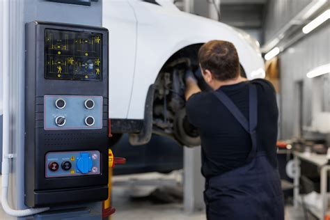 Automobilių serviso interjeras su modernia įranga