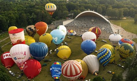 Oro balionas skrenda virš gamtos