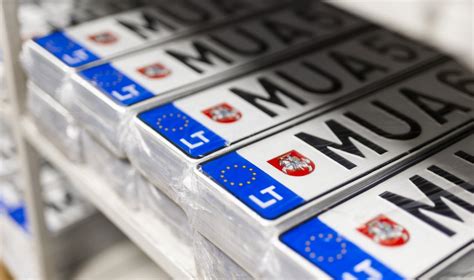 Lyginami skirtingų laikotarpių automobilio numerio ženklai