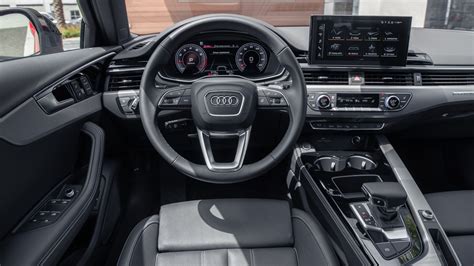Audi A4 S Line vairo detalės: perforuota oda, S Line logotipas, daugiafunkciniai mygtukai