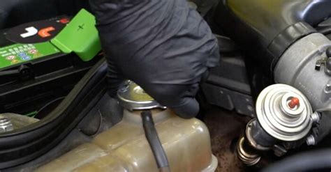 Aušinimo skysčio lygio tikrinimas Volvo plėtimosi bakelyje