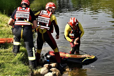 Gelbėtojai traukia automobilį iš vandens