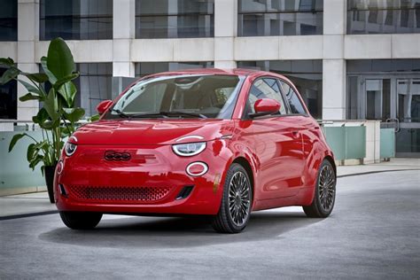 Fiat 500e automobilio priekis ir interjeras