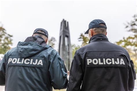 Policijos pareigūnai ir šventinė uniforma