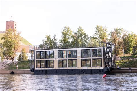 Plaukiojantis viešbutis Nemuno pakrantėje