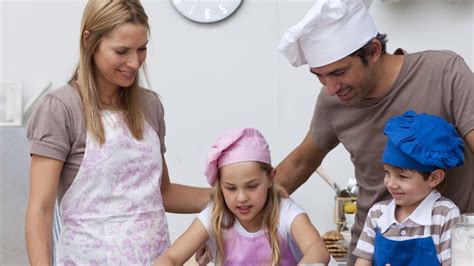 Šeima smagiai leidžia laiką ant „Nemo“ plausto