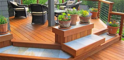 Lauko terasa su jaukiais šviestuvais