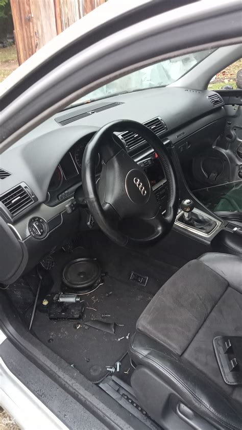 Audi A4 B6 interjeras su matomu tepalo pėdsaku