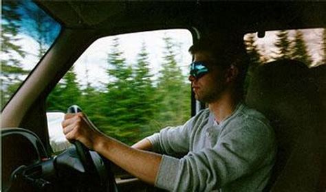 Vairuotojas, kuris atrodo pavargęs ir demotyvuotas prie vairo