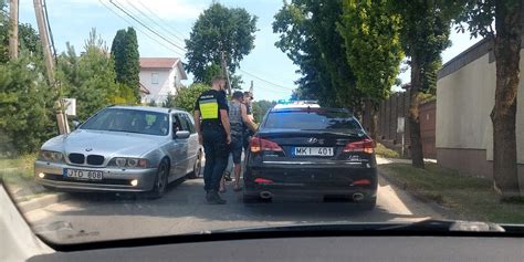 Simbolinė nuotrauka, vaizduojanti vairuotoją, kuris atrodo susikaupęs ir atsakingas prie vairo