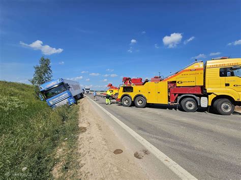 Sunkvežimio ištempimas iš griovio