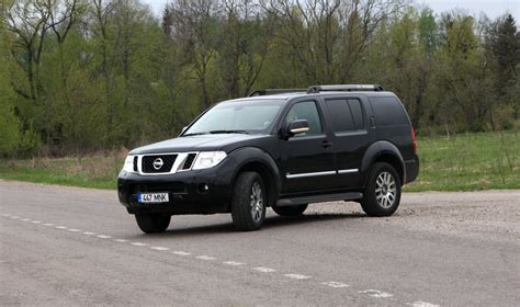 Nissan Pathfinder pirmos kartos modelis