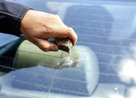Nuotrauka su pažeista galinio stiklo šildymo juostele