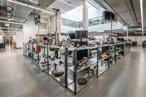 Automobilio detalių parduotuvės interjeras