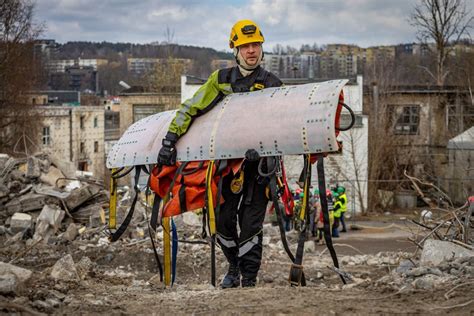 Gelbėtojų darbas avarijos vietoje