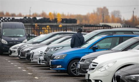 Infografika: naujų ir naudotų automobilių kainų palyginimas