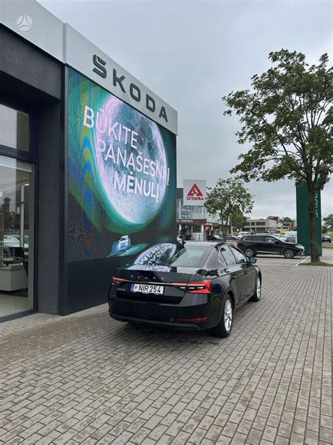 Naujas Skoda automobilis salone