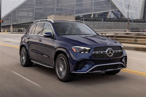 „Mercedes-Benz“ GLE interjeras su dvigubais ekranais
