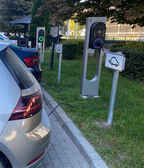 Ford hibridinių automobilių įkrovimo stotelė