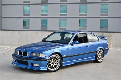 BMW E36 sedano profilis
