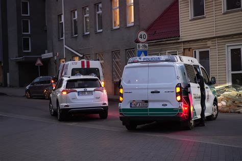 Policijos automobiliai ir greitosios pagalbos automobiliai avarijos vietoje