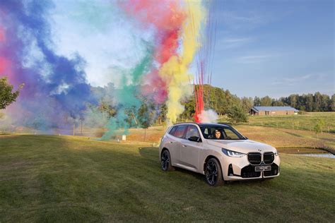 Instruktorius ir dalyvis prie BMW automobilio