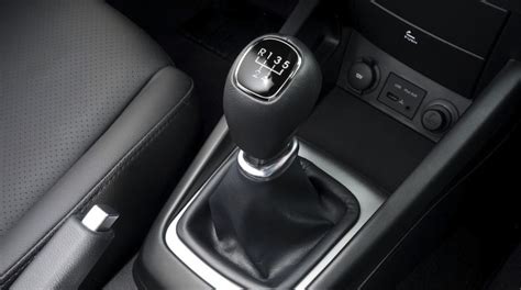 automobilis su mechanine pavarų dėže