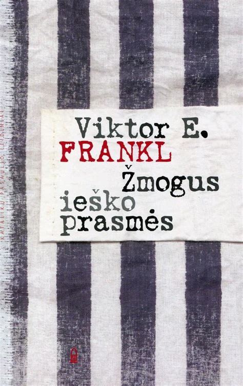 Žmogus ieško sliekų su prožektoriumi