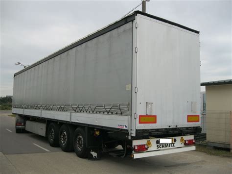 Vilkas su tentine puspriekabe