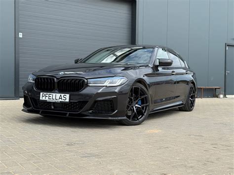 Sofia Carson kaip Bella su nauja išvaizda