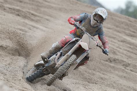 Motociklininkas, laikantis vairo rankenas