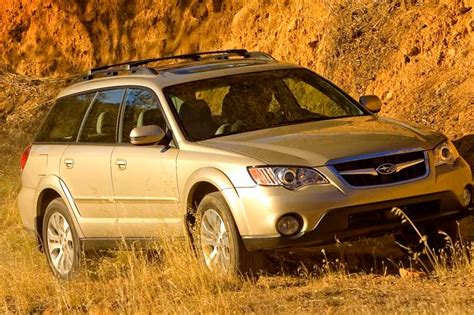 Nuotrauka Subaru Outback 2008 su sniegu