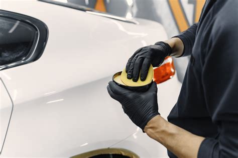 Simbolinė nuotrauka, vaizduojanti automobilio priežiūrą