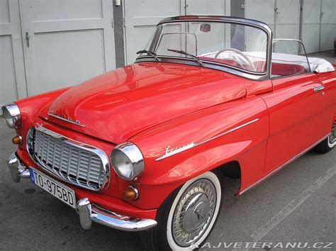 Škoda Felicia automobilis iš galo, rodantis bagažinę